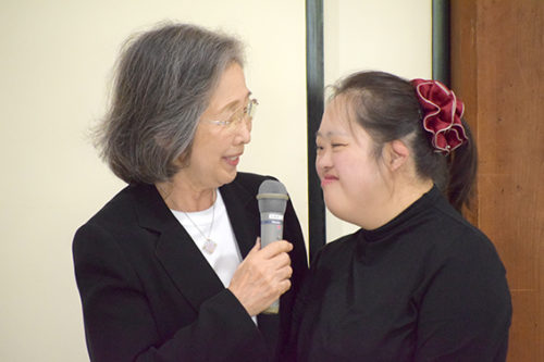 金澤翔子さん（右）と母の泰子さん