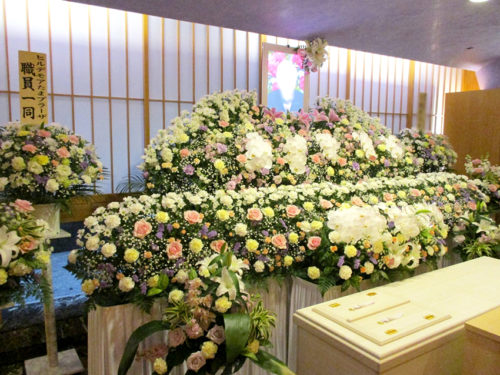 「静堂」にしつらえた葬儀の祭壇