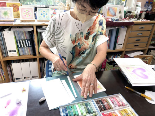 大谷こずえ（おおたに・こずえ）　埼玉県所沢市在住。結婚・子育てを経て、家具などの木製品に絵の具を塗る「トールペイント」の教室を自宅で開催。2011（平成23）年に「パステルシャインアート」と出合い、魅了されて転向した。教室のほか、介護施設でボランティアも行っている。64歳。