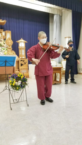 檀家が集う「瑠璃の会」でバイオリンを演奏する飯島住職