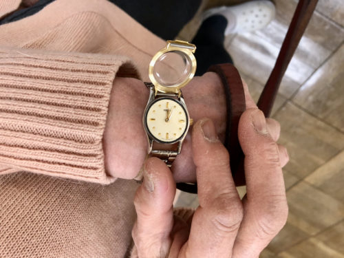 視覚障害者用の腕時計。文字盤を触ると時間が分かる