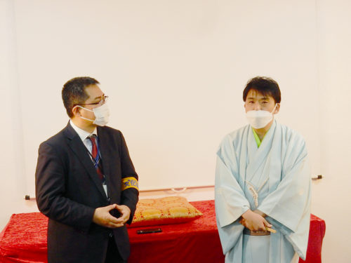 会の冒頭には小野木代表（左）に昇吉氏がインタビュー