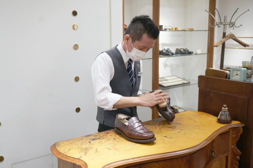 靴を磨く職人の藤井さん