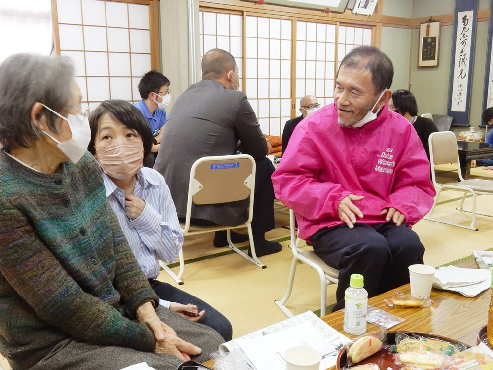 当事者と家族を含め、さまざまな人々が集まった「親あるあいだの語らいカフェ」＝21日、大阪市平野区