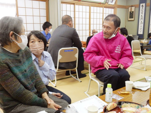 当事者と家族を含め、さまざまな人々が集まった「親あるあいだの語らいカフェ」＝21日、大阪市平野区