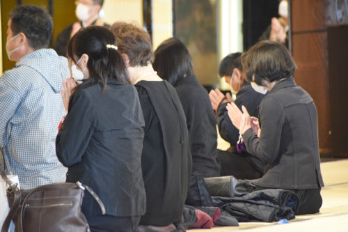 本山本願寺で営んだ追悼会に参列する遺族ら