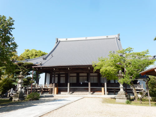 講演会が行われた本光寺の本堂。国登録有形文化財に指定されている