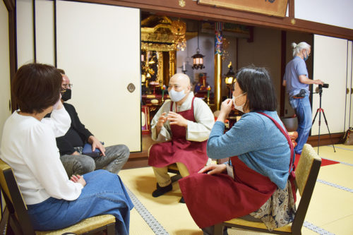 僧侶と話し込む参加者ら＝壬生寺中院