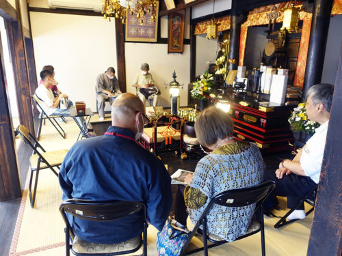本堂で僧侶と語り合う参加者たち＝６月4日、京都市南区の城興寺