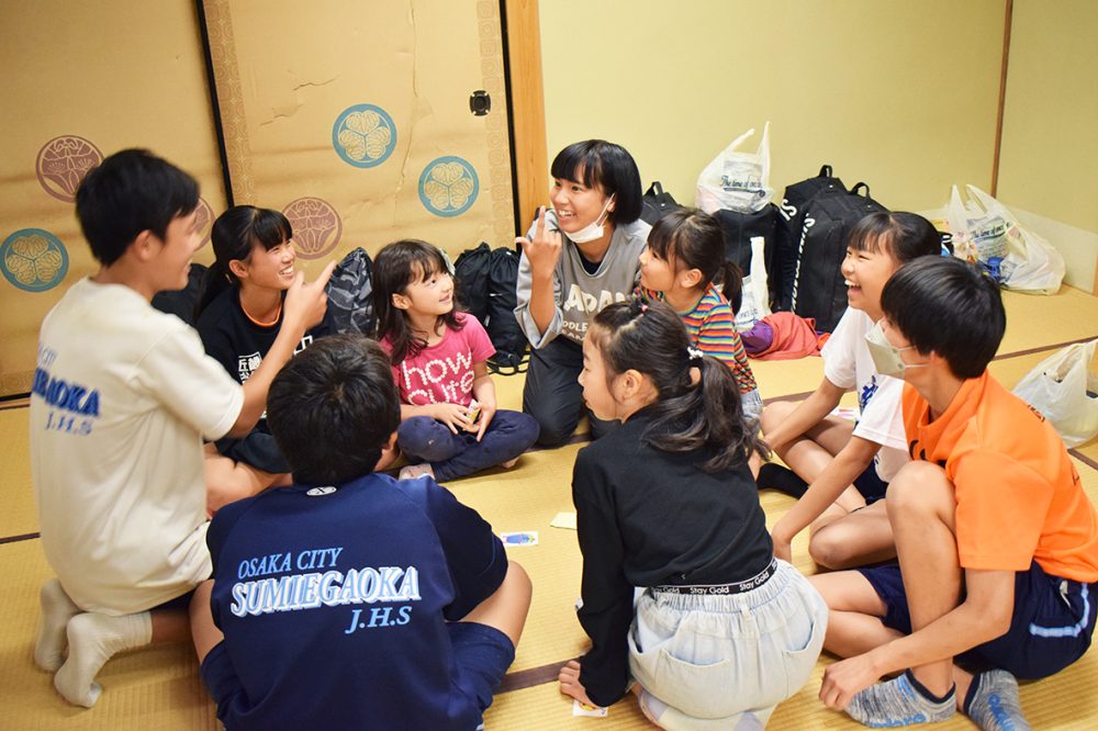 子ども食堂で活動した後に、幼児や小学生と交流する中学生＝5月15日、願生寺