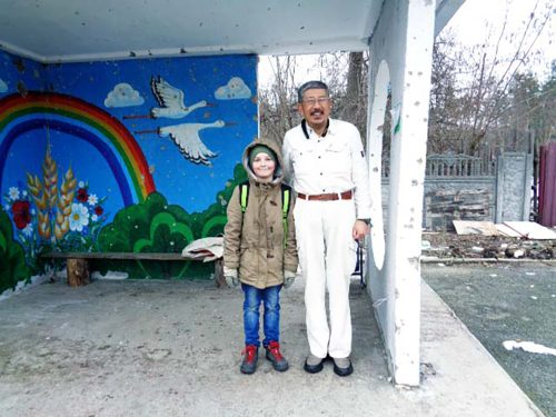 ウクライナ・ブチャ近郊の村モシュチュンで、生き残った少年（10）と＝２月13日（岩村牧師提供）