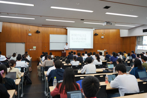 小野木主筆の講義を聴く早稲田大学の学生たち