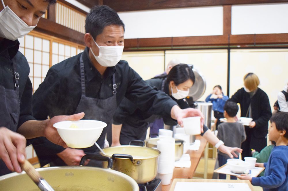 「くろ谷子ども食堂」で食事を提供する前田さん＝2月9日