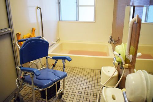 「シーズン美善」の共同浴場には、介助設備が用意されている