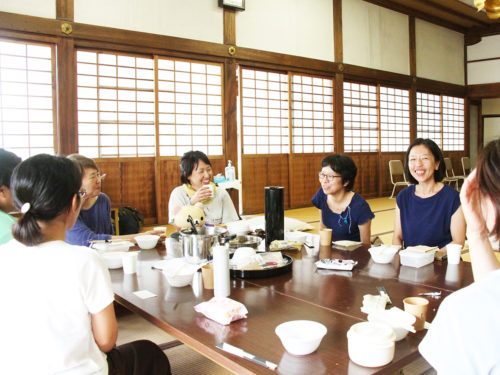 寺カフェで談笑する櫻井さん（右端）