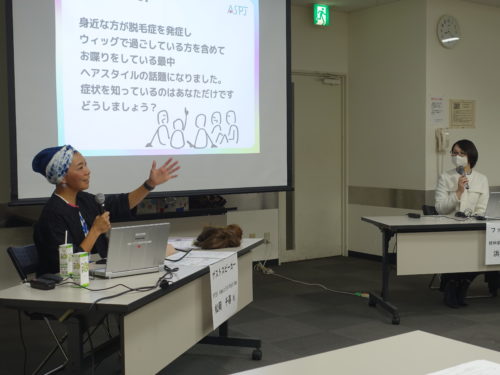 精神保健福祉士で京都光華女子大学准教授の浜内彩乃さん（右）がファシリテーターを務め、進行した