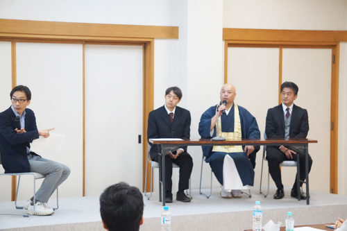パネルディスカッションで話す湯浅理事長、岡教会長、渡辺住職、稲場教授（左から）