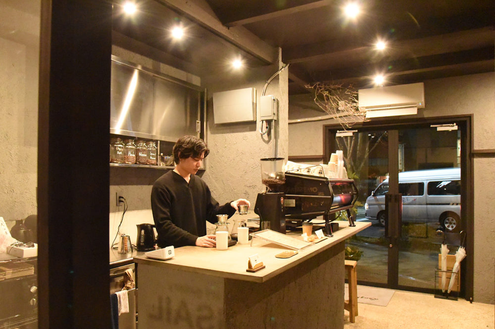 （画像②アイキャッチ兼用 キャプ：2022年11月に開店した賀茂川スタンド店。店内には芳醇（ほうじゅん）なコーヒーの香りが漂う）