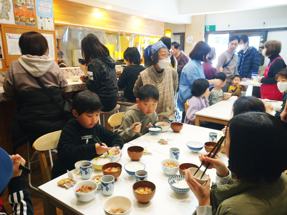 子どもたちでにぎわう「いっしょに食堂」＝2月18日、京都市下京区のキッチンNagomi