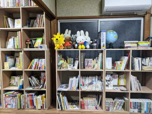 室内には個性あふれる本棚が並ぶ