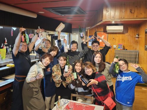 画像2日本酒会 日本酒会は9年目を迎えたという(後列左が鈴木さん)