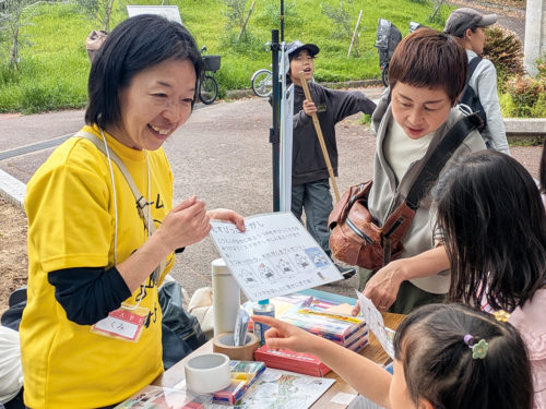 (アイキャッチ兼用画像櫻井さん:公園活性化のイベントで中心的な役割を果たした西光寺坊守の櫻井久美さん(左))