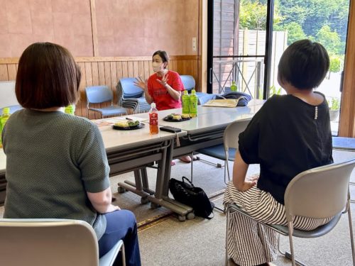 画像３：気軽にできる「のどトレーニング」を教わる