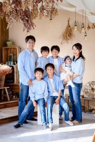 画像３　愛衣ちゃんを中心に家族が集まる