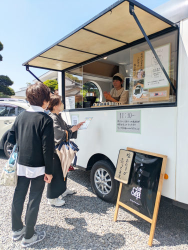 （画像４：キッチンカーで、お客さんはさまざまな話をしていくという）