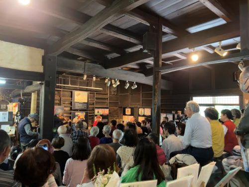 対談の前にはバイオリンの演奏が行われた