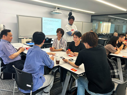 (画像2アイキャッチ兼用:ATTF2を使って課題解決を考える院生ら。中央奥が中平さん)