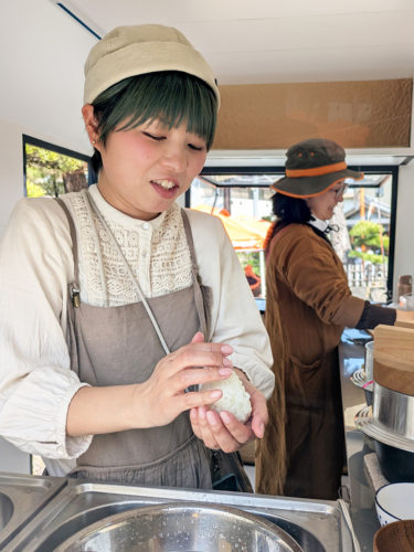 （画像５：塩むすびは注文を受けてから握る）