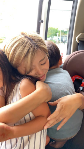 （画像２：手術を受けて退院した日、子どもたちと再会を喜んだ（本人提供））