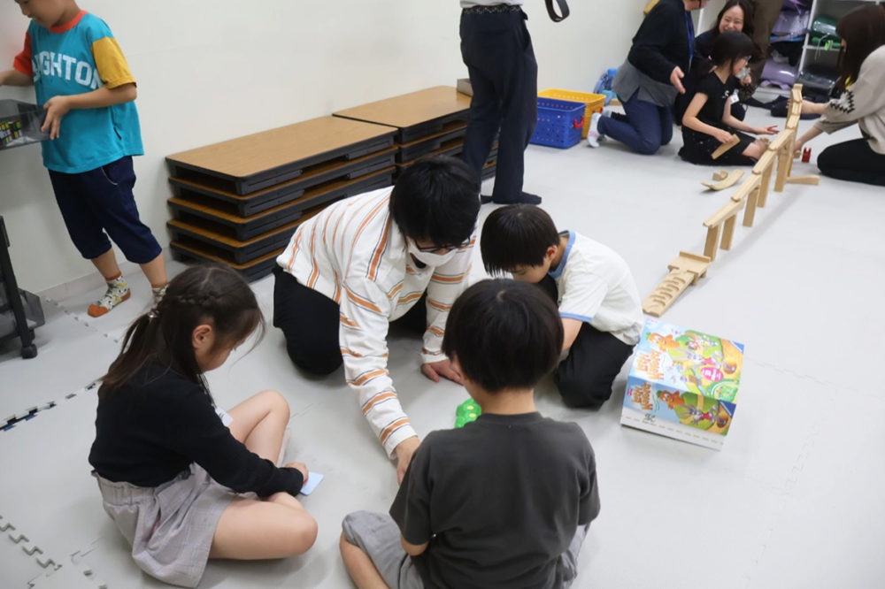 （画像アイキャッチ兼用：地元の小学生が利用する花園大学内の放課後児童クラブ＝京都市中京区）