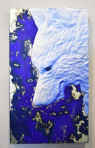 （画像１：深みのある青に白の絵の具を盛った上で、毛並みを彫りだした小笠原さんの作品）