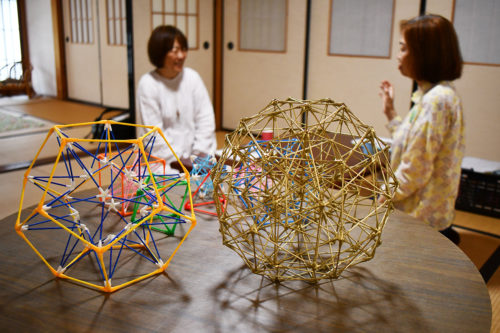 （画像アイキャッチ兼用：プラトン立体のそばで妖精の話で盛り上がる参加者）