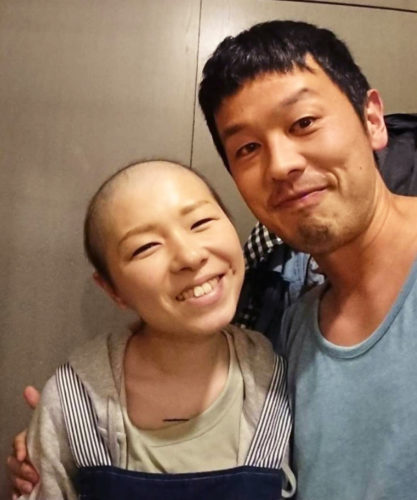 （画像３：抗がん剤治療中に夫と写真に写る安藤さん。家族の存在に救われた（本人提供））