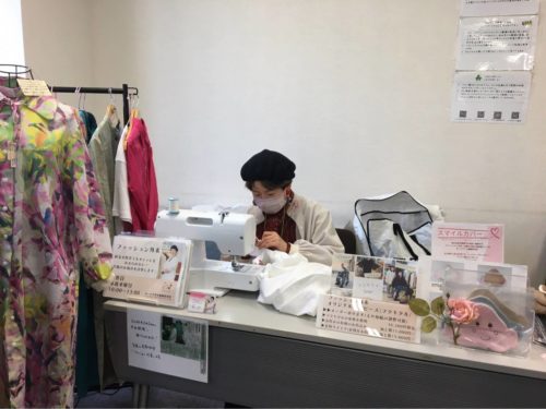 ミシンに向き合う橋本さん。ベレー帽が似合う