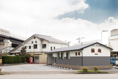 （画像１：大分駅から車で15分のロードサイドにある「家族葬の備庵　牧　下郡」）
