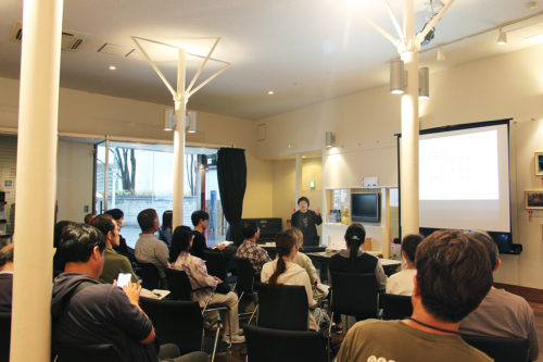 （画像１：後藤さんから活動の意義を聞く参加者ら）
