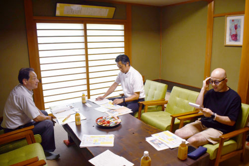 （画像アイキャッチ兼用：「高齢者110番のいえ」の登録に向けて話し合う関係者たち＝京都府亀岡市の光忠寺）