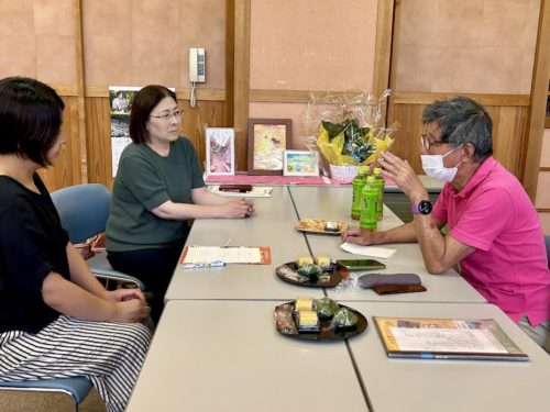 画像４アイキャッチ兼用：Aさんの話を聞く磯辺さん（左奥）