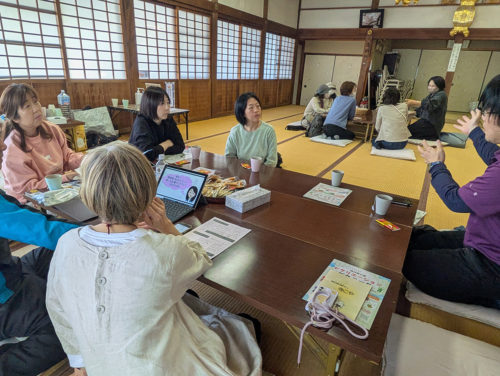 お寺と教会の親なきあと相談室茨木市支部として初めて行われた「親あるあいだの語らいカフェ」=4月16日、大阪府茨木市の西光寺
