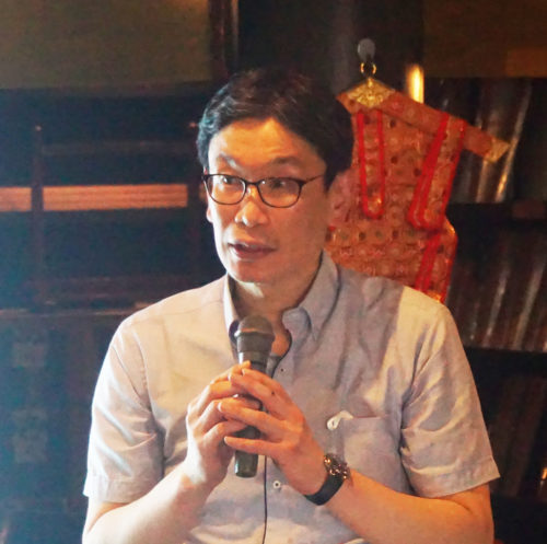 (画像アイキャッチ兼用:家族支援の必要性を訴える栁町医師=横浜市南区の高野山真言宗弘明寺)