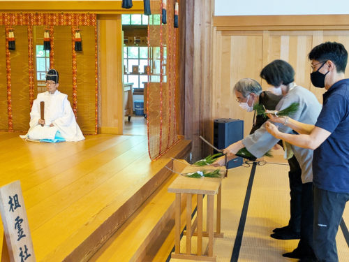 （画像：梅松苑みろく殿で営まれた慰霊祭（五十年祭））