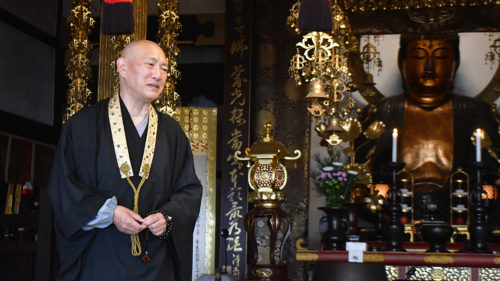 （画像アイキャッチ兼用：しばしの別れを告げる中村住職と修理される阿弥陀如来像）