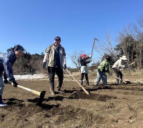 （画像２）コツを教わりながら土を耕す