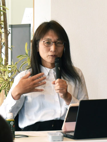 （画像：自他を語る言葉の重要性を伝える西田氏）