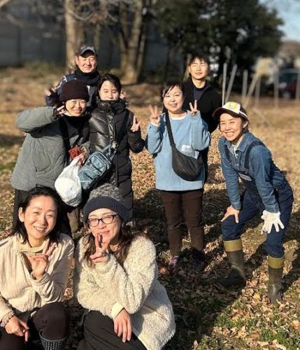 （画像４）仲間たちと笑顔で。前から２列目の一番右が加藤さん