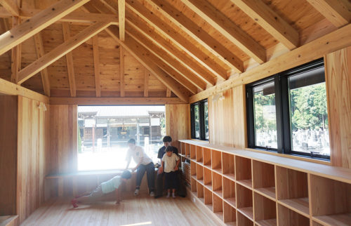 （画像アイキャッチ兼用：地元産の木材をふんだんに利用した2階の多目的スペース）